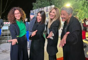 Le co-conduttrici di Sanremo 2024: Giorgia, Teresa Mannino e Lorella Cuccarini. Fiorello co-condurrà la serata finale.