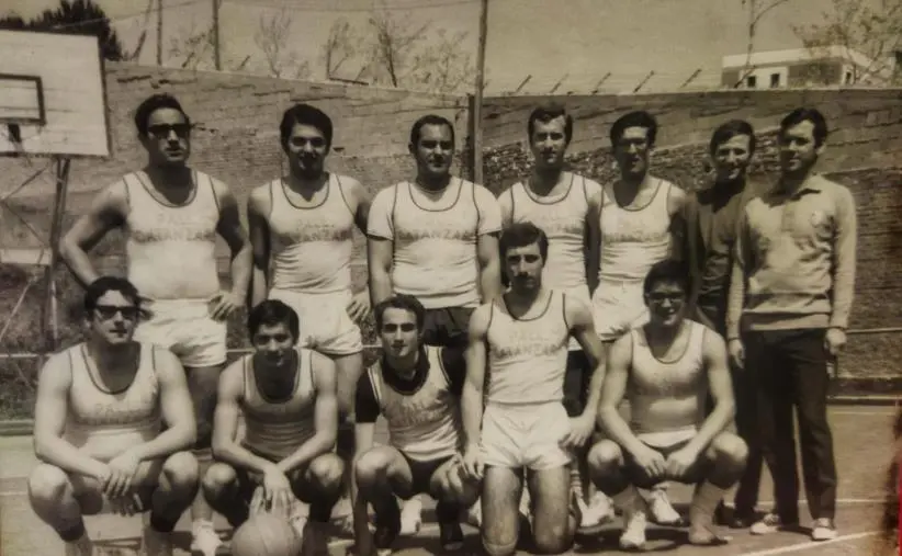 La squadra di pallacanestro: Maurizio Placanica è il primo da sinistra in basso. La squadra di pallacanestro: Maurizio Placanica è il primo da sinistra in basso.