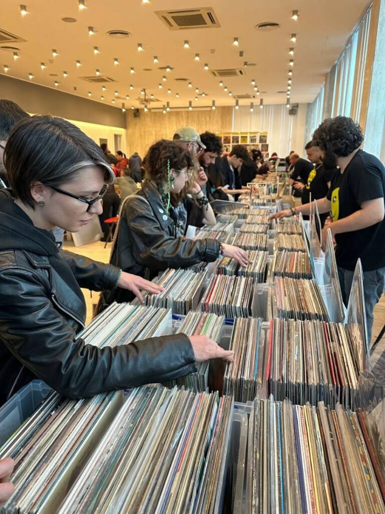 Collezionisti ed appassionati al Catanzaro Vinyl Market Collezionisti ed appassionati al Catanzaro Vinyl Market