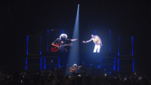 Queen, Brian May con l'ologramma di Freddie Mercury