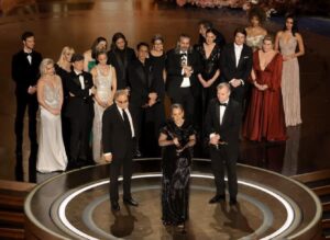 Il cast di Oppenheimer trionfa agli Oscar 2024 con 7 statuette (fonte REUTERS - Mike Blake)