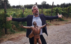 Brunori Sas a Sanremo 2025 - Il cantautore Dario Brunori accanto alla scultura di Domenico Modugno, simbolo della musica italiana