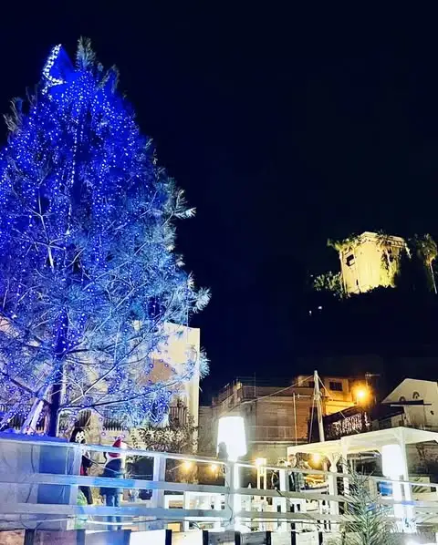 L'albero di Natale di 6 metri al Christmas Beach Village presso il Lido San Domenico di Soverato