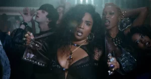 Lizzo in un frame dal videoclip di Love in Real Life